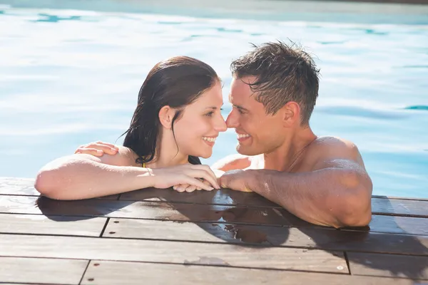 Paar an einem sonnigen Tag im Schwimmbad — Stockfoto