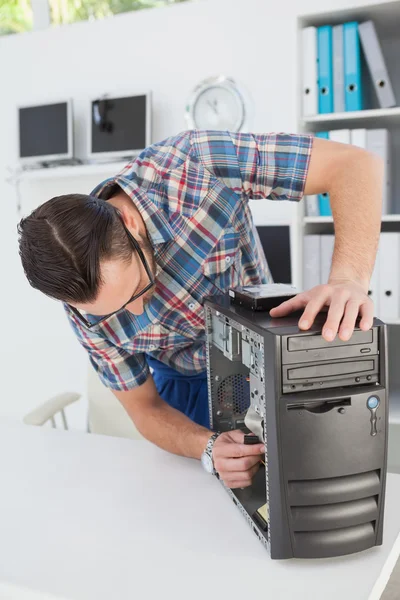 Computer engineer working on broken console — Stock Photo, Image
