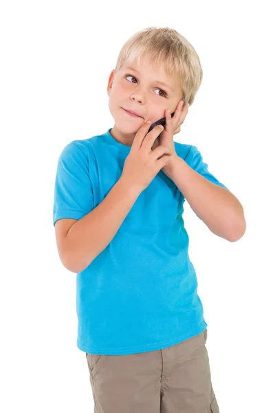 Küçük çocuk smartphone üzerinde konuşuyor — Stok fotoğraf