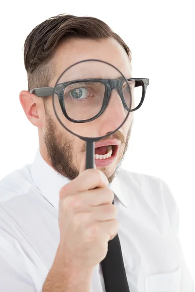 Homem de negócios nerd olhando através de lupa — Fotografia de Stock