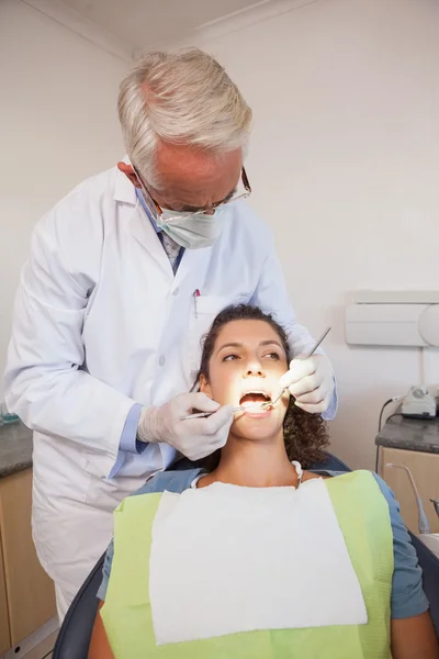 Dentista examinando um paciente dentes — Fotografia de Stock
