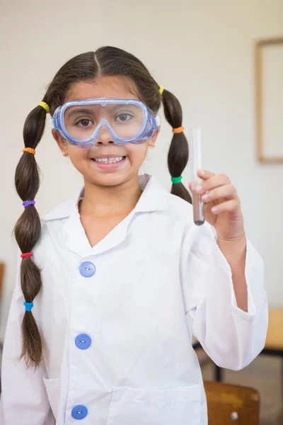 Aluno vestido de cientista em sala de aula — Fotografia de Stock