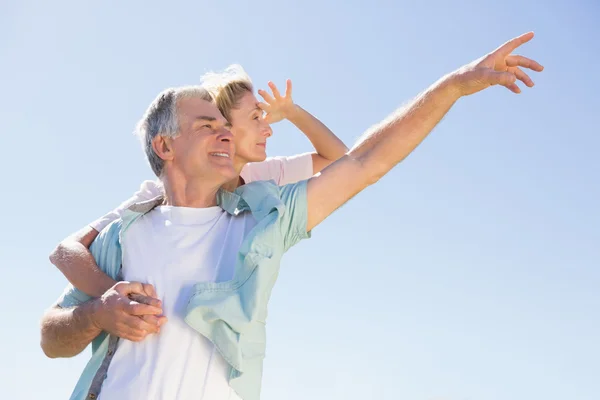 Feliz hombre mayor dando a su compañero un cerdito espalda — Foto de Stock