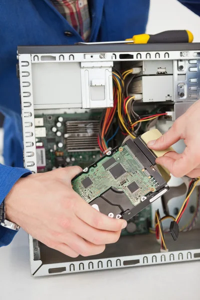 Computer ingenieur werken aan gebroken cpu — Stockfoto