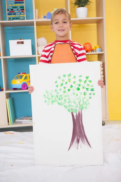 Menino mostrando sua pintura em sala de aula — Fotografia de Stock