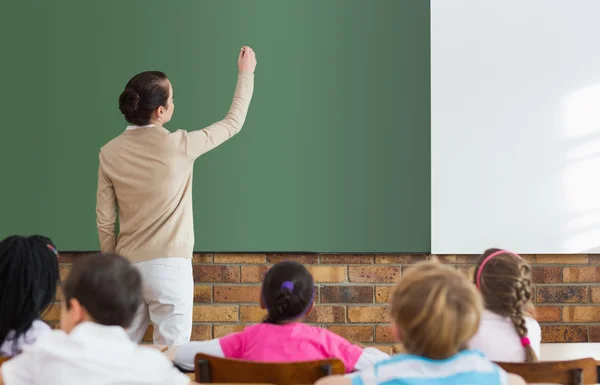 Leerlingen luisteren naar leraar op schoolbord — Stockfoto