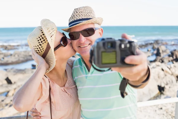 Casal feliz tomando uma selfie pela costa — Fotografia de Stock
