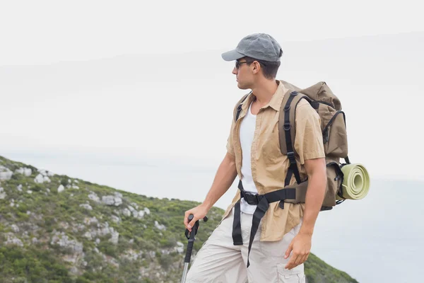 Escursionismo uomo a piedi su un terreno di montagna — Foto Stock