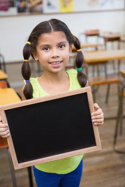 Pupilla che tiene la lavagna in classe — Foto Stock