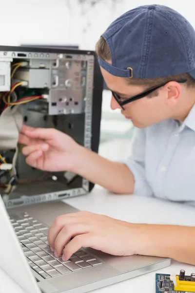 Computer engineer working — Stockfoto