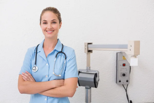 Asistente dental sonriendo a la cámara — Foto de Stock