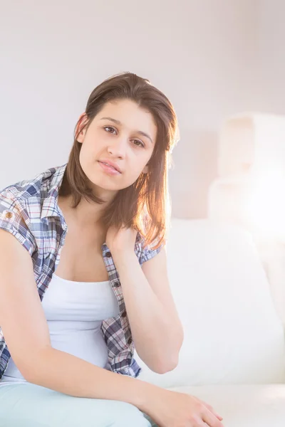 Hübsche Brünette entspannt sich auf der Couch — Stockfoto