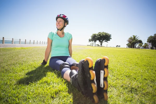 Ajuste mujer madura en patines en la hierba — Foto de Stock