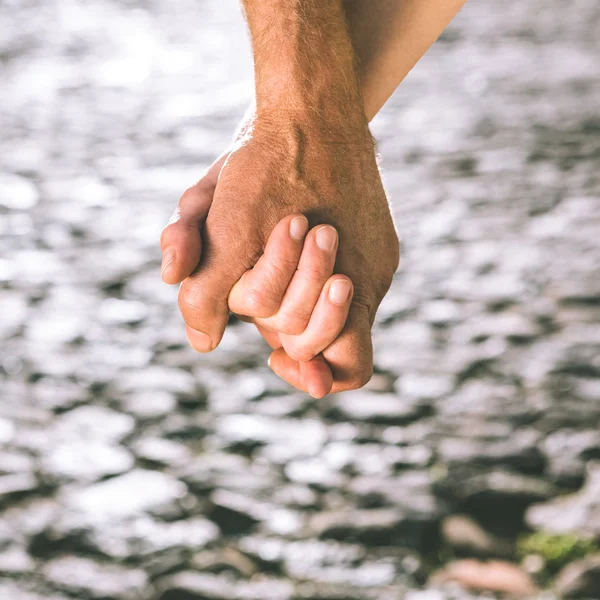 Feliz pareja de ancianos tomados de la mano — Foto de Stock