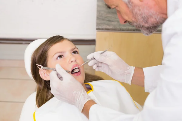 Dentista che esamina un paziente denti — Foto Stock