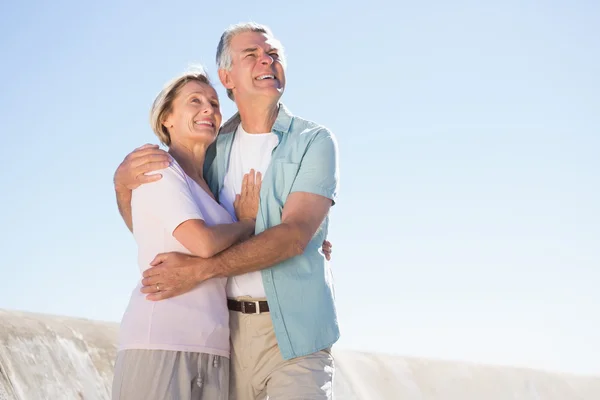 Šťastný starší pár objímat na molu — Stock fotografie