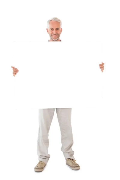 Sorrindo homem mostrando grande cartaz — Fotografia de Stock