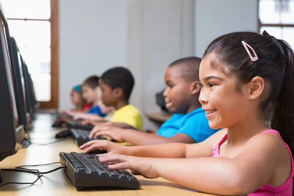 Nette Schüler im Computerunterricht — Stockfoto