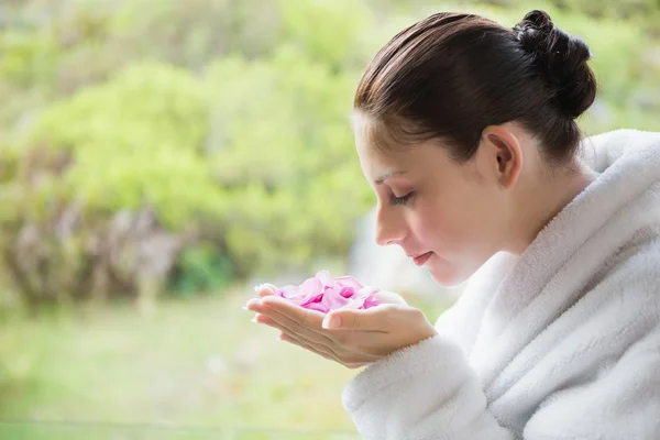 Seitenansicht der schönen jungen Frau, die Blumen riecht — Stockfoto