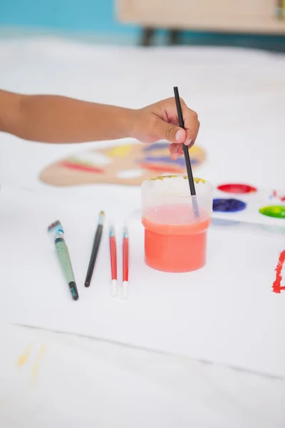 Pequeño niño pintando en el suelo en clase — Foto de Stock