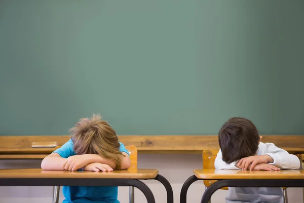 Sleepy pupils napping in classroom — Stock Photo, Image