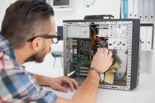 Computertechniker arbeitet an kaputter Konsole — Stockfoto