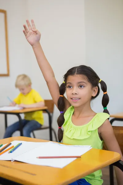 Alunos colorindo em mesas em sala de aula — Fotografia de Stock