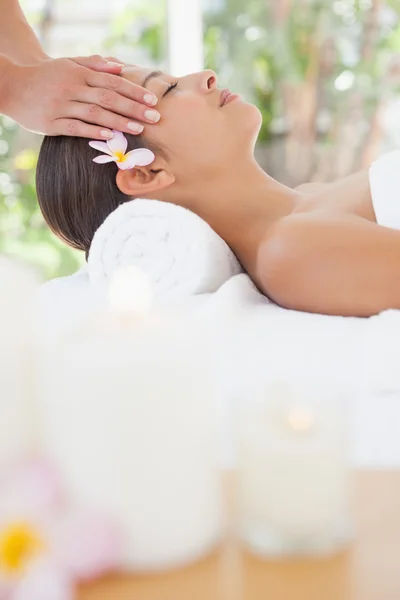 Linda morena desfrutando de massagem na cabeça — Fotografia de Stock