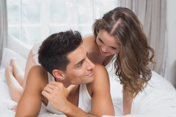 Romántica pareja joven en la cama en casa — Foto de Stock