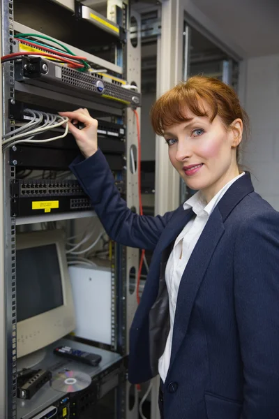 Técnico de informática bonita sorrindo — Fotografia de Stock