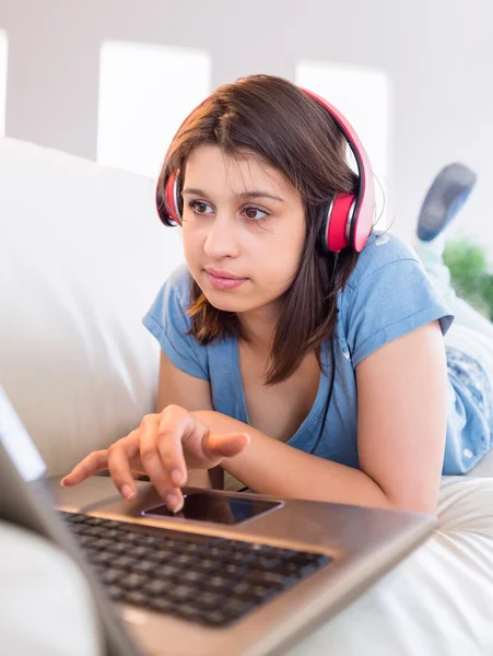 Menina usando laptop e ouvir música — Fotografia de Stock