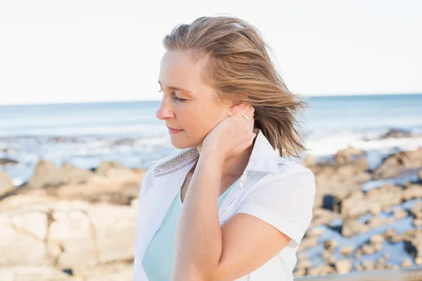 Casual vrouw permanent door de zee — Stockfoto