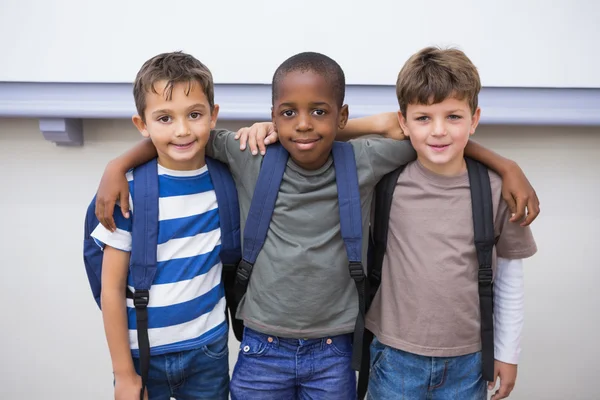 Compagni di classe sorridenti in classe — Foto Stock