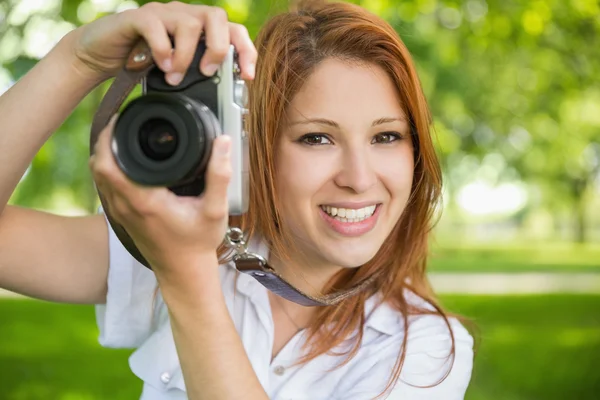 Rotschopf macht ein Foto im Park — Stockfoto