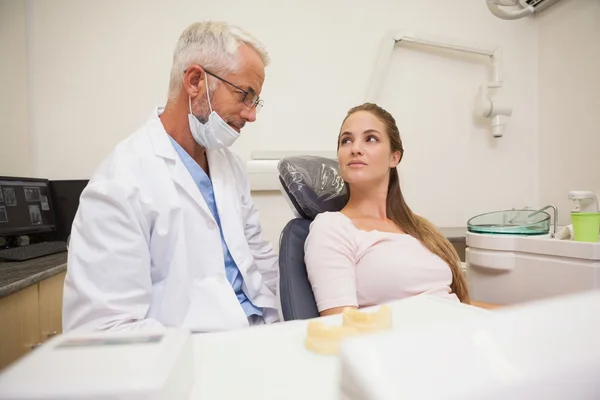 Οδοντίατρος και ασθενής κοιτάζοντας ο ένας τον άλλον — Φωτογραφία Αρχείου
