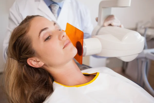 Dentista tomando um raio-x de boca pacientes — Fotografia de Stock