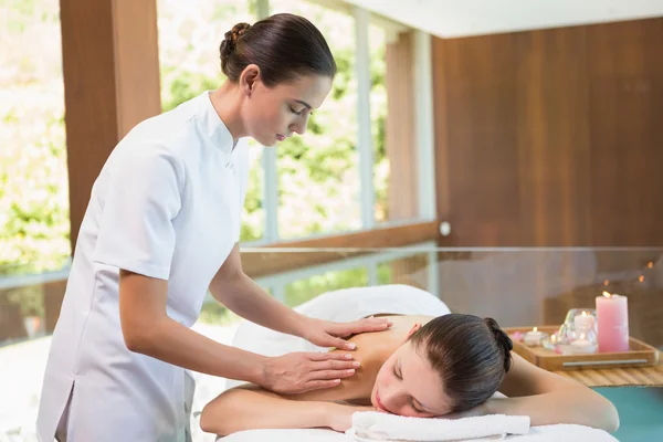 Attractive woman receiving back massage at spa center — Stock Photo, Image