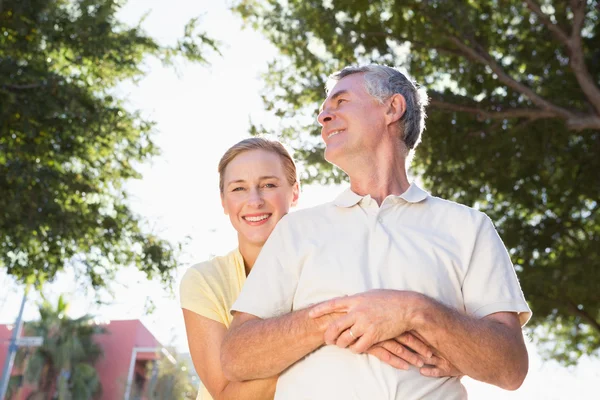 Lyckliga äldre par embracing i staden — Stockfoto