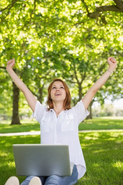 Redhead using her laptop in the park — Stock Photo, Image