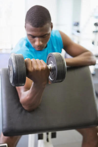 Hombre haciendo ejercicio con la mancuerna en el gimnasio —  Fotos de Stock