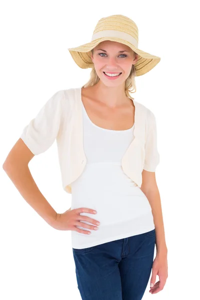 Aantrekkelijke jonge blonde glimlachen op camera in sunhat — Stockfoto