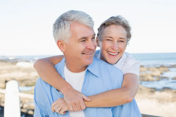 Casual couple having fun by the sea — Stock Photo, Image