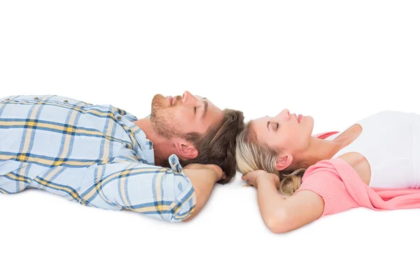 Çekici genç bir çift huzur içinde uyuyor — Stok fotoğraf