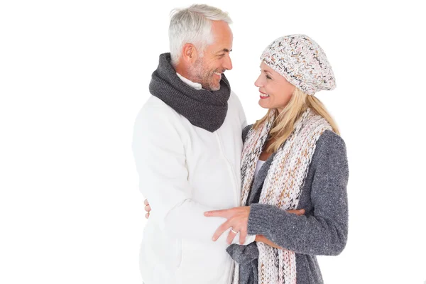 冬のファッションの包含で幸せなカップル — ストック写真