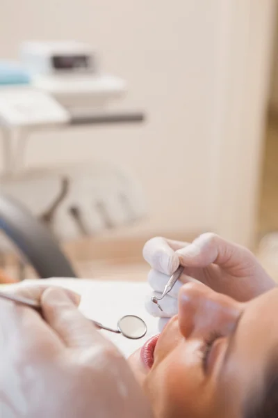 Dentist examining a patients teeth — Stock Photo, Image