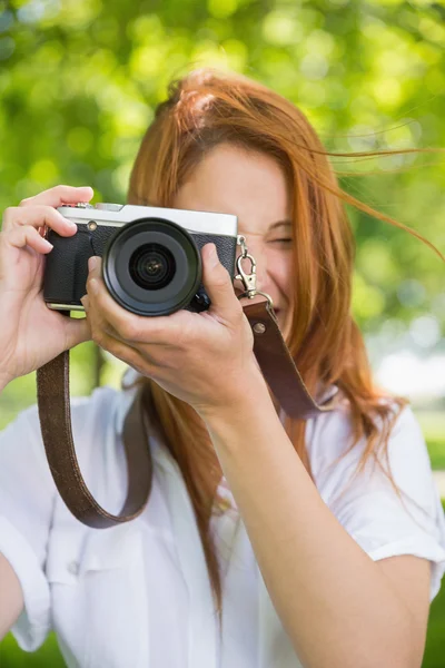 Pelirroja tomando una foto en el parque —  Fotos de Stock