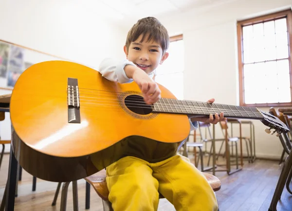 Öğrenci sınıfta gitar çalmak — Stok fotoğraf