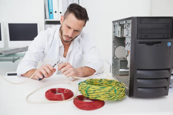 Computertechniker arbeitet an kaputten Kabeln — Stockfoto