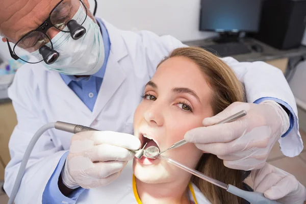 Zahnarzt untersucht Zähne eines Patienten — Stockfoto