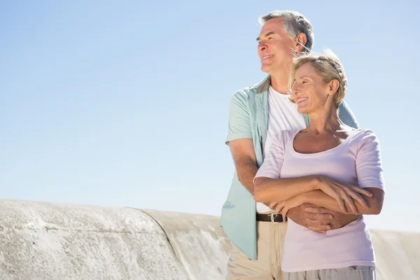 Gelukkige senior paar omarmen op de pier — Stockfoto